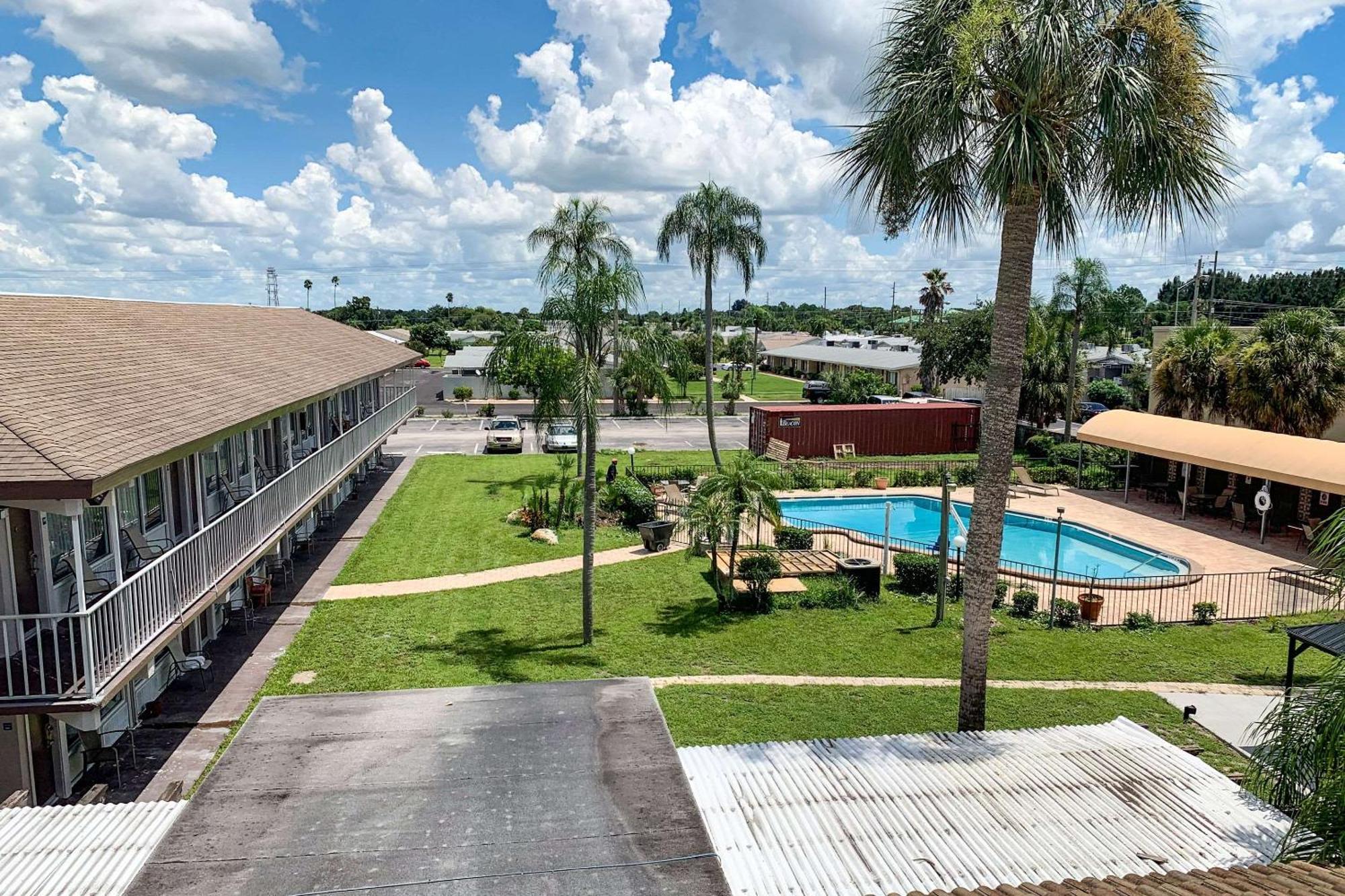 Rodeway Inn Sun City Center Exterior foto